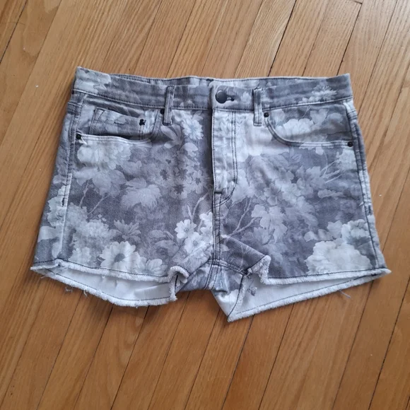 H&M Floral Denim Shorts Size 8 - Picture 1 of 10